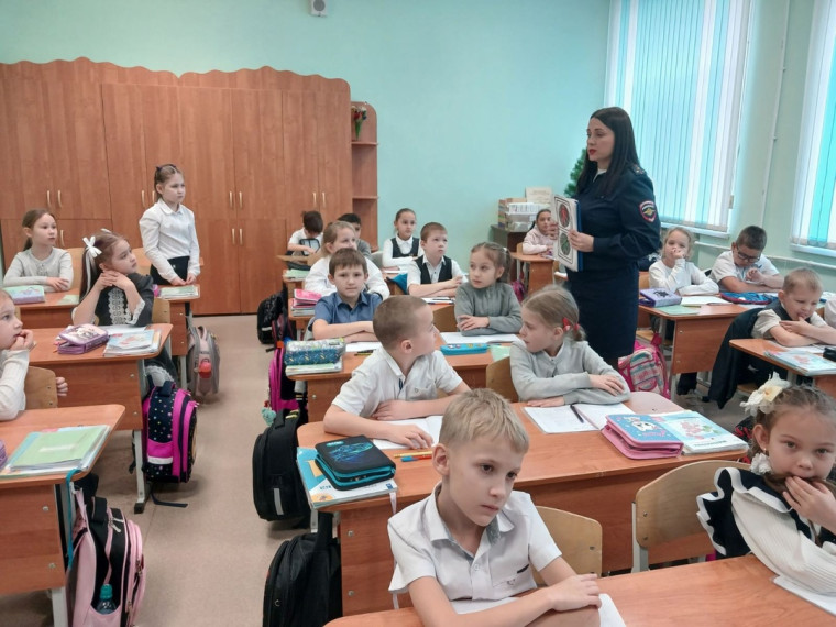 Профилактическая беседа инспектора ГИБДД со школьниками о правилах дорожного движения..